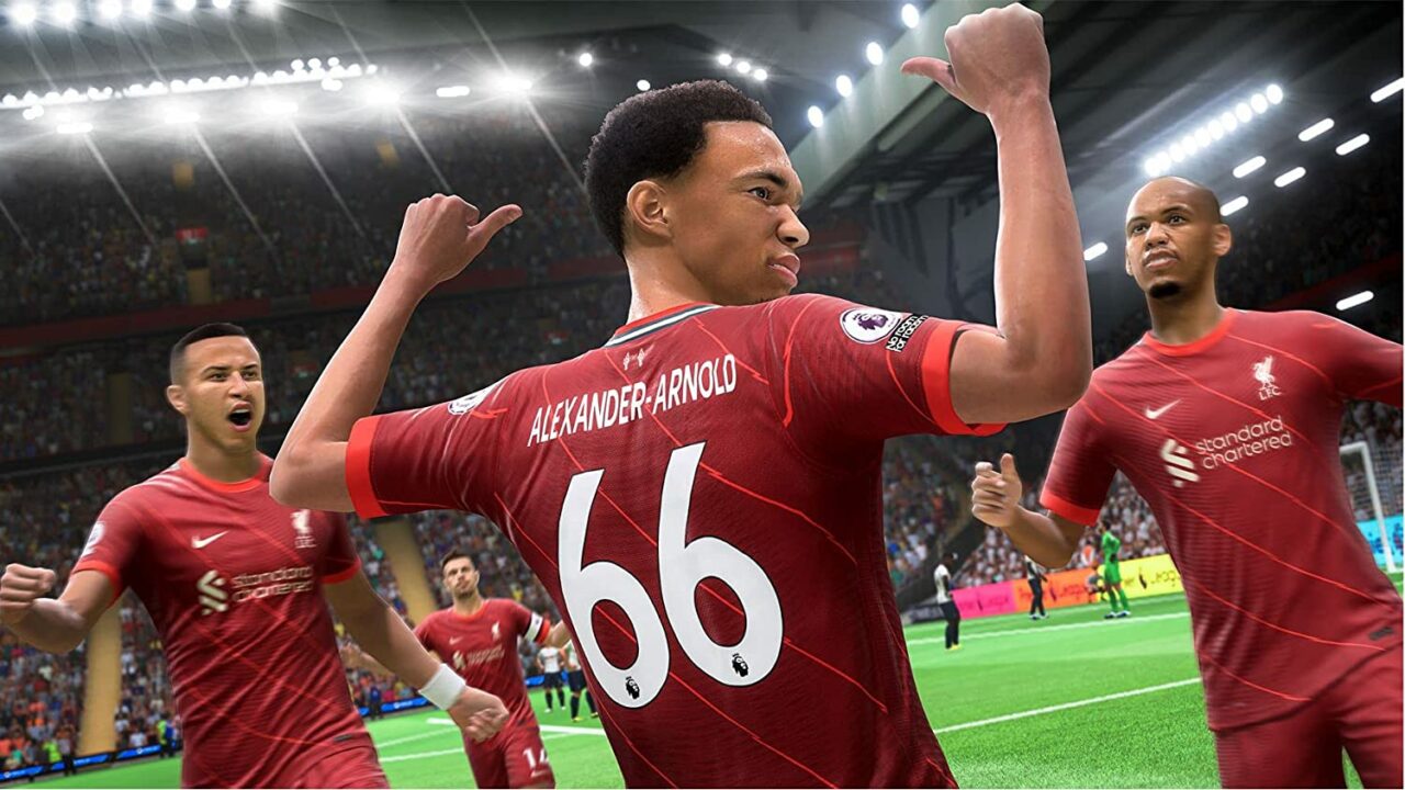 Der Spieler Alexander-Arnold mit Nummer 66 trägt ein rotes Trikot und lässt sich von seinen Mannschaftskollegen feiern.