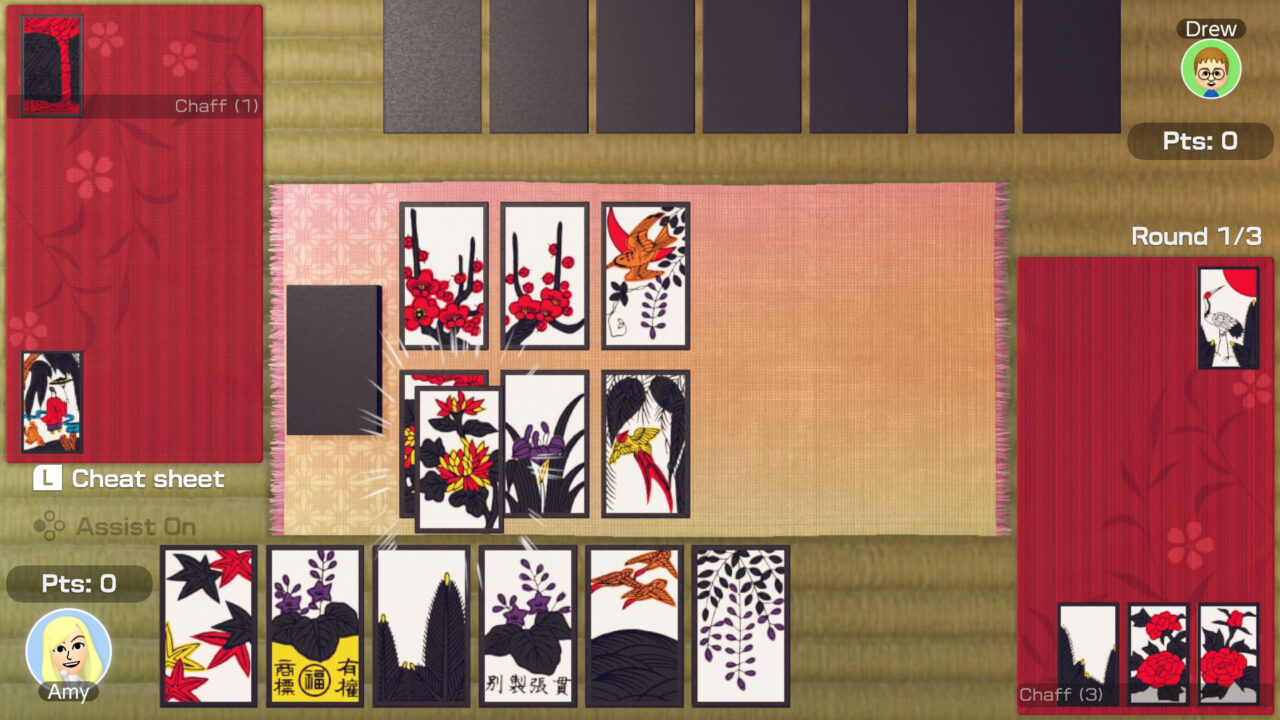 Ein Hanafuda-Kartenspiel wird gespielt. Die Karten haben zeigen traditionell Japanische Malereien.