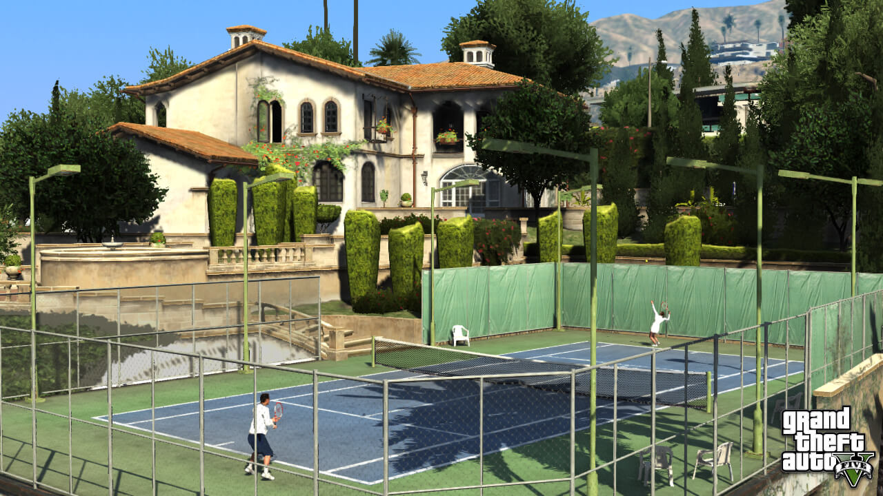 Ein Tennisplatz neben einer Villa. Es spielen zwei Personen gegeneinander.