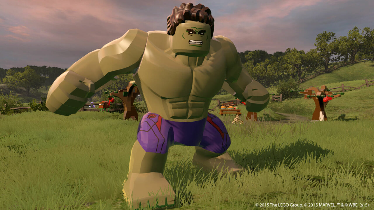 Lego-Hulk in einem Park. Er guckt grimmig.