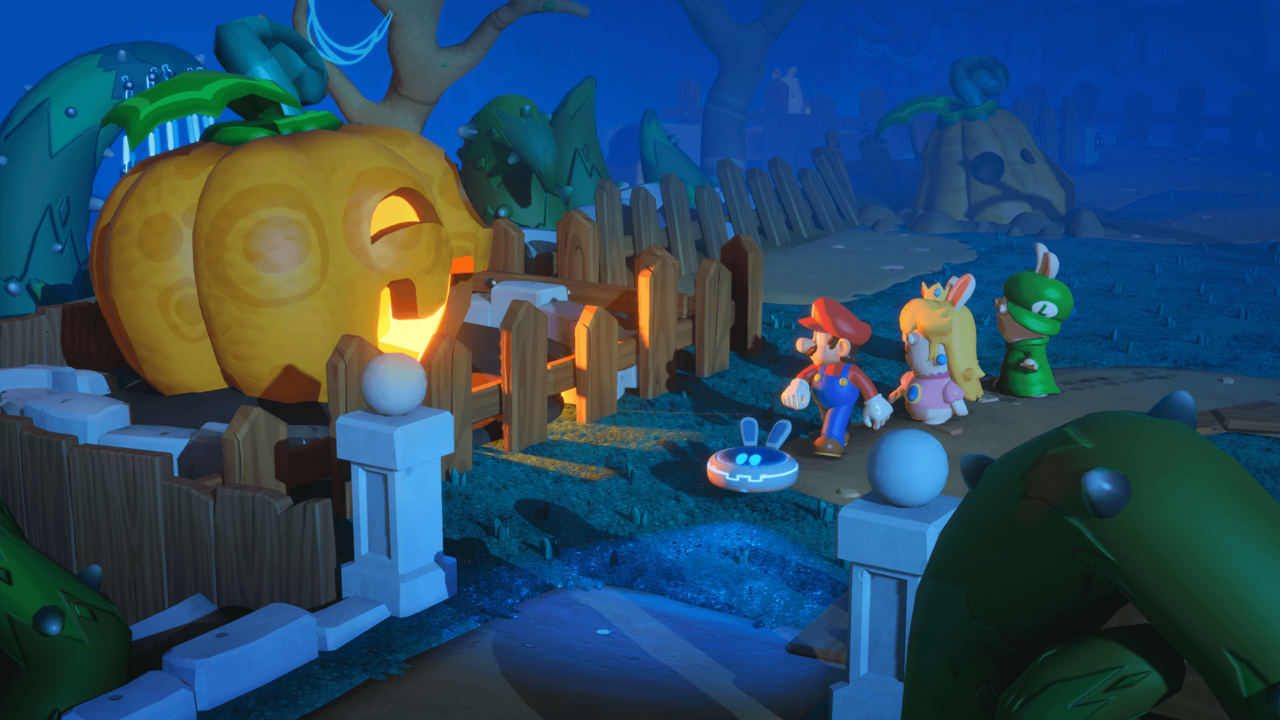 Mario, Peach-Rabbid und Luigi-Rabbid laufen an einem Kürbishaus vorbei. Bei ihnen ist ein kleiner Roboter mir Hasenohren.