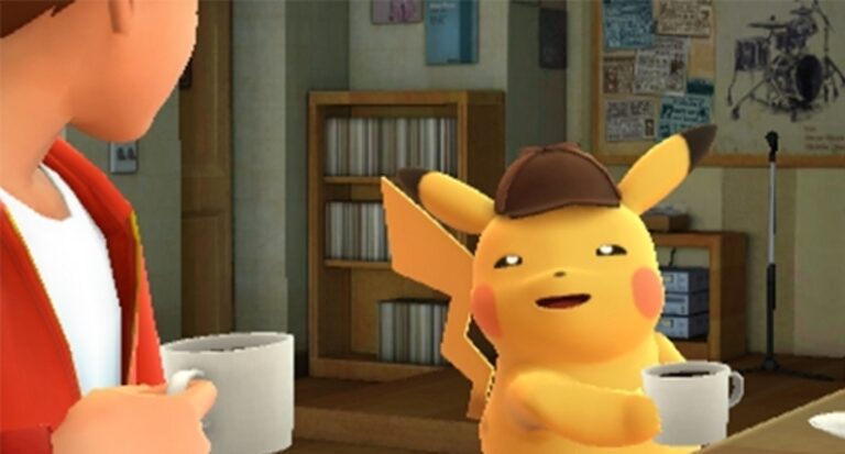 Pikachu mit Detektiv Mütze lächelt während es einen Kaffee genießt.