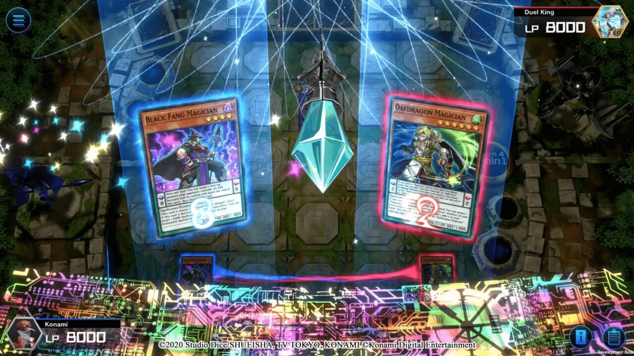 Konami spielt gegen den Duel King. Gerade werden die zwei Karten "Black Fang Magician" und "Oafdragon Magician" genauer dargestellt.