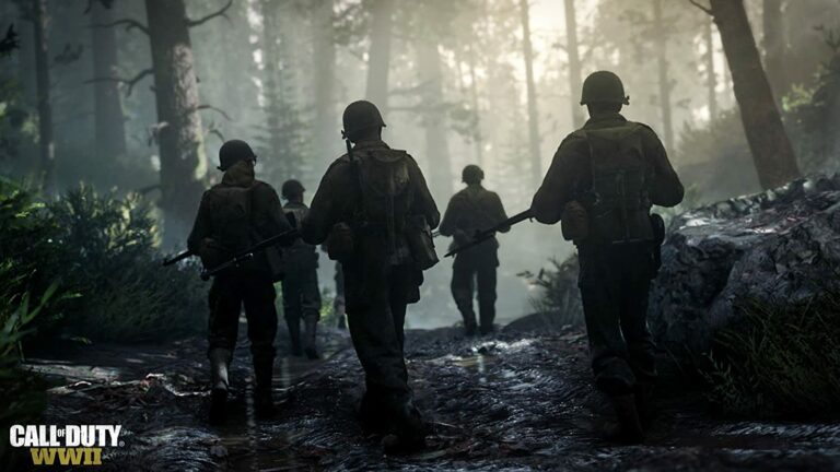 Mehrere Soldaten wandern laufen durch einen Wald