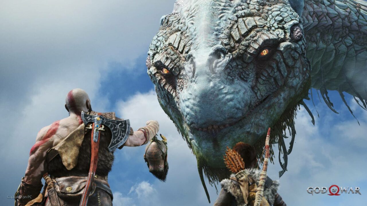 Kratos hält einem riesigen, blauen Drachen einen abgeschlagenen Kopf eines Feindes entgegen.