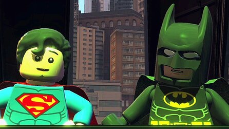 Links steht ein Lego Superman, rechts ein Lego Batman.