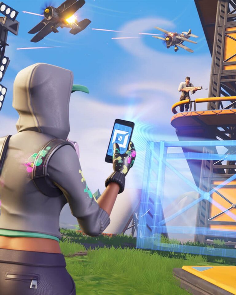 Mensch mit Handy erschafft Hologramm vor einem Turm mit bewaffneten Personen.