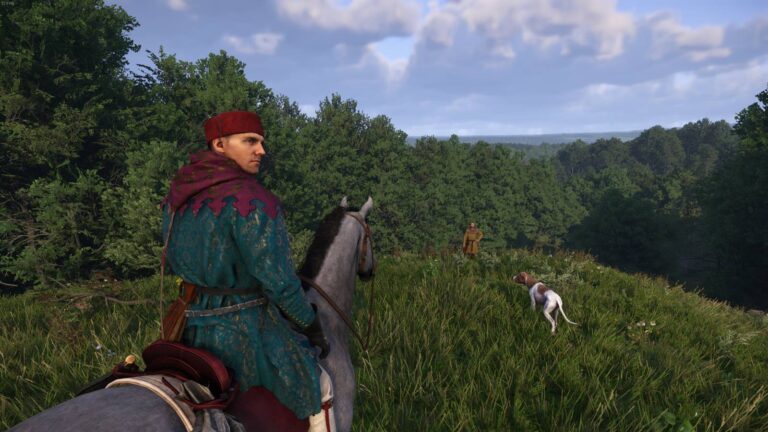 Mittelalterlich gekleideter Mann sitzt auf einem Pferd und reitet durch Wälder.