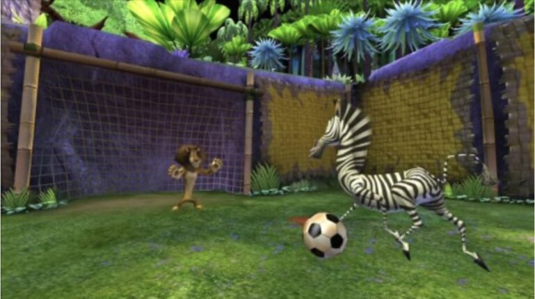 Das Zebra Marty und der Löwe Alex spielen Fußball. Alex steht im Tor, Marty nimmt Anlauf.