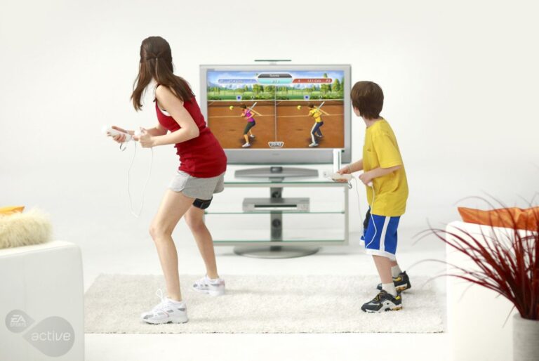 Zwei Personen spielen gemeinsam Tennis mit den Wii-Controllern in der Hand.