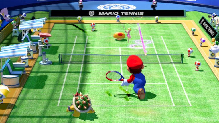 Überdimensionalgroßer Mario spielt Tennis mit Prinzessin Peach auf einem Tennisplatz.