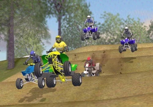 Quads fahren über eine schlammige Piste.