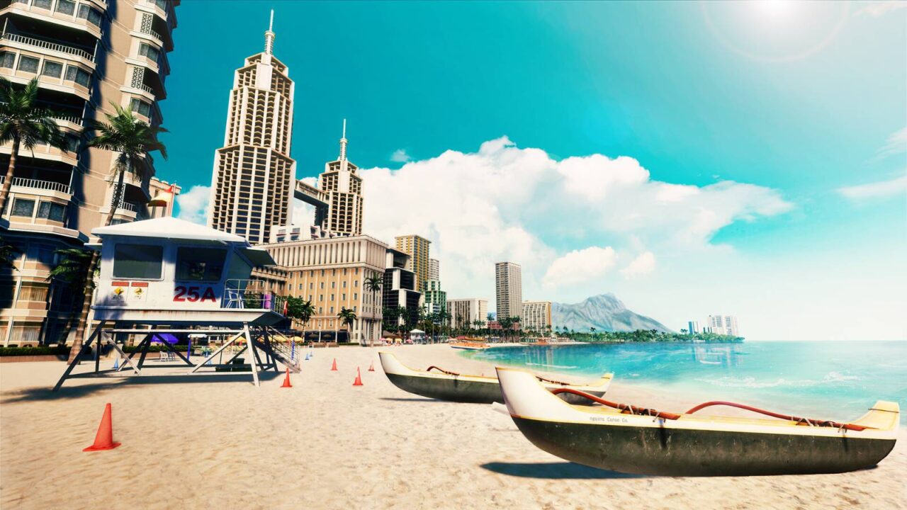 Strand mit Kanus an einer Stadt mit Hochhäusern.