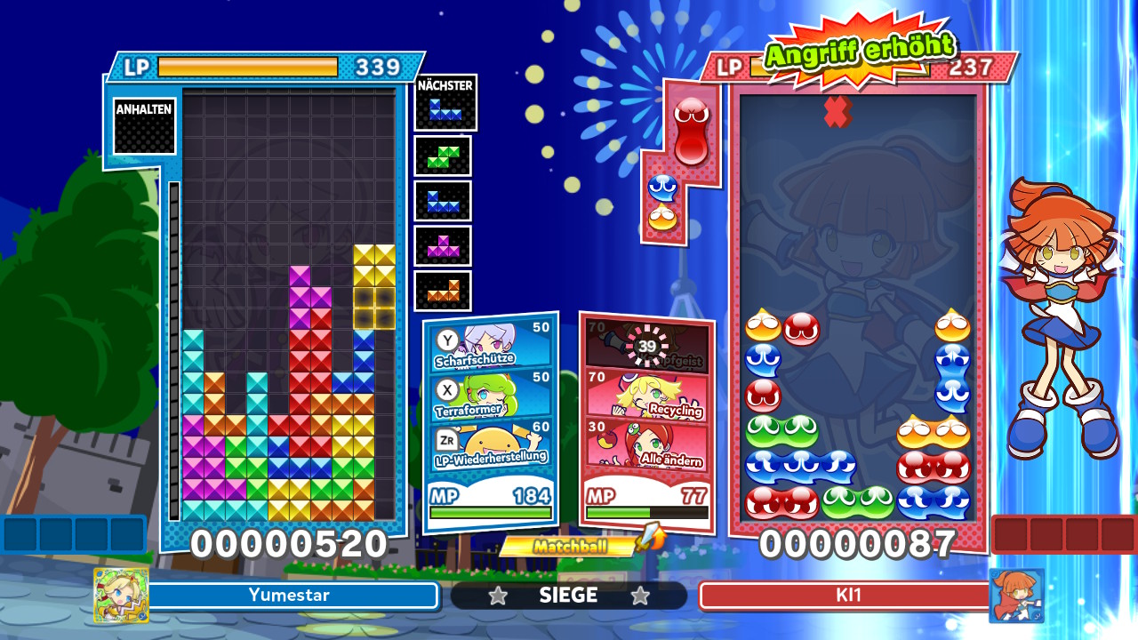 Ansicht zweier Spielfelder: Auf dem einen wird Tetris gespielt, auf dem anderen Puyo Puyo.