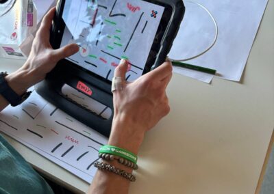Jemand hält ein Tablet in der Hand und scannt damit ein auf Papier gezeichnetes Level ein.