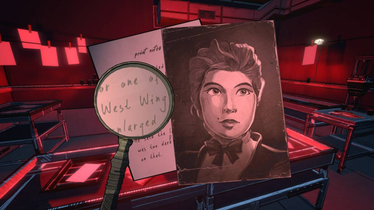 Einblick ins Spiel: Mit der Lupe wird die Schrift auf einer Postkarte untersucht.