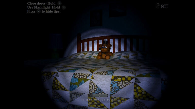 Einblick ins Spiel: Taschenlampe wird auf ein Bett und eine Bären-Plüschfigur geleuchtet.