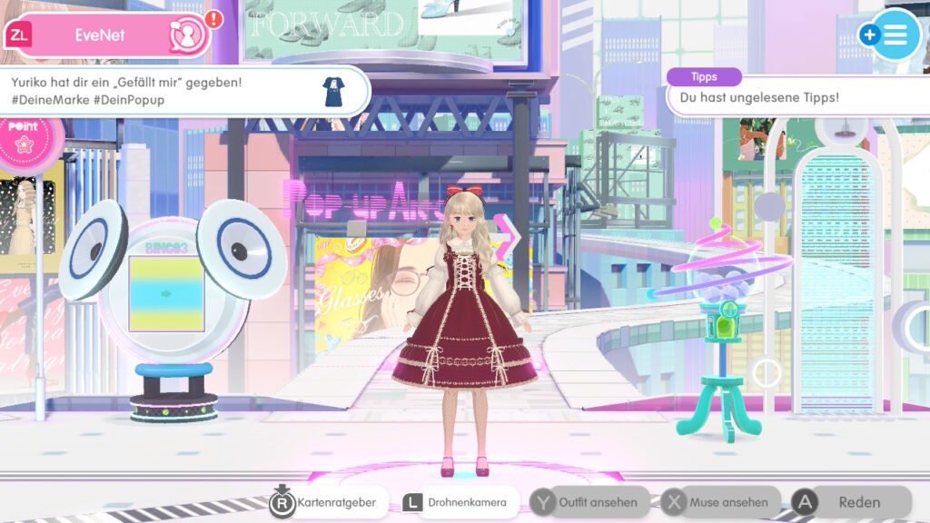 Spielfigur im süßen Kleid steht in einer bunten Großstadt.