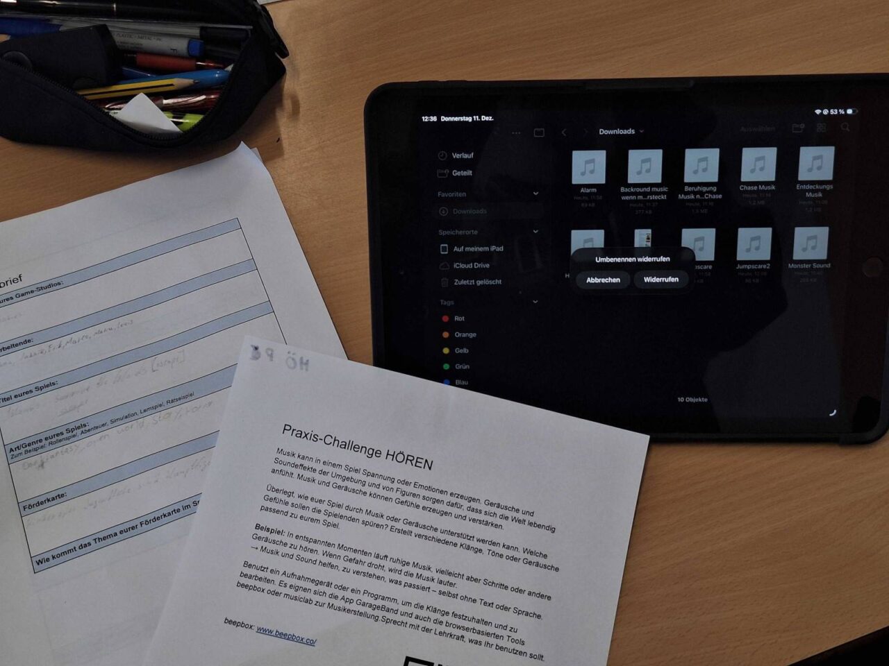 Ein Tablet mit Musik- und Sounddateien, die zur Praxis-Challenge Hören gehören.
