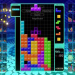 Einblick ins Spiel: Es wird Tetris gespielt. Neben dem eigenen Feld sind 98 andere Felder, auf denen Tetris gespielt wird.