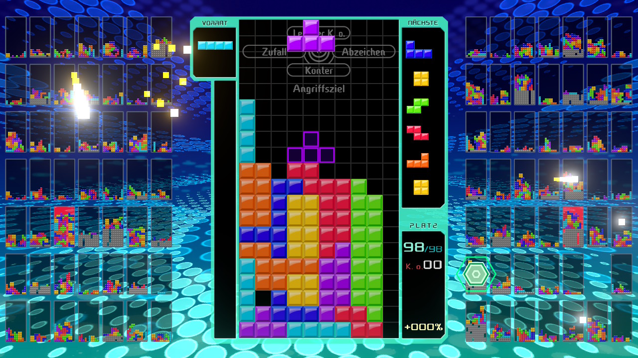 Einblick ins Spiel: Es wird Tetris gespielt. Neben dem eigenen Feld sind 98 andere Felder, auf denen Tetris gespielt wird.